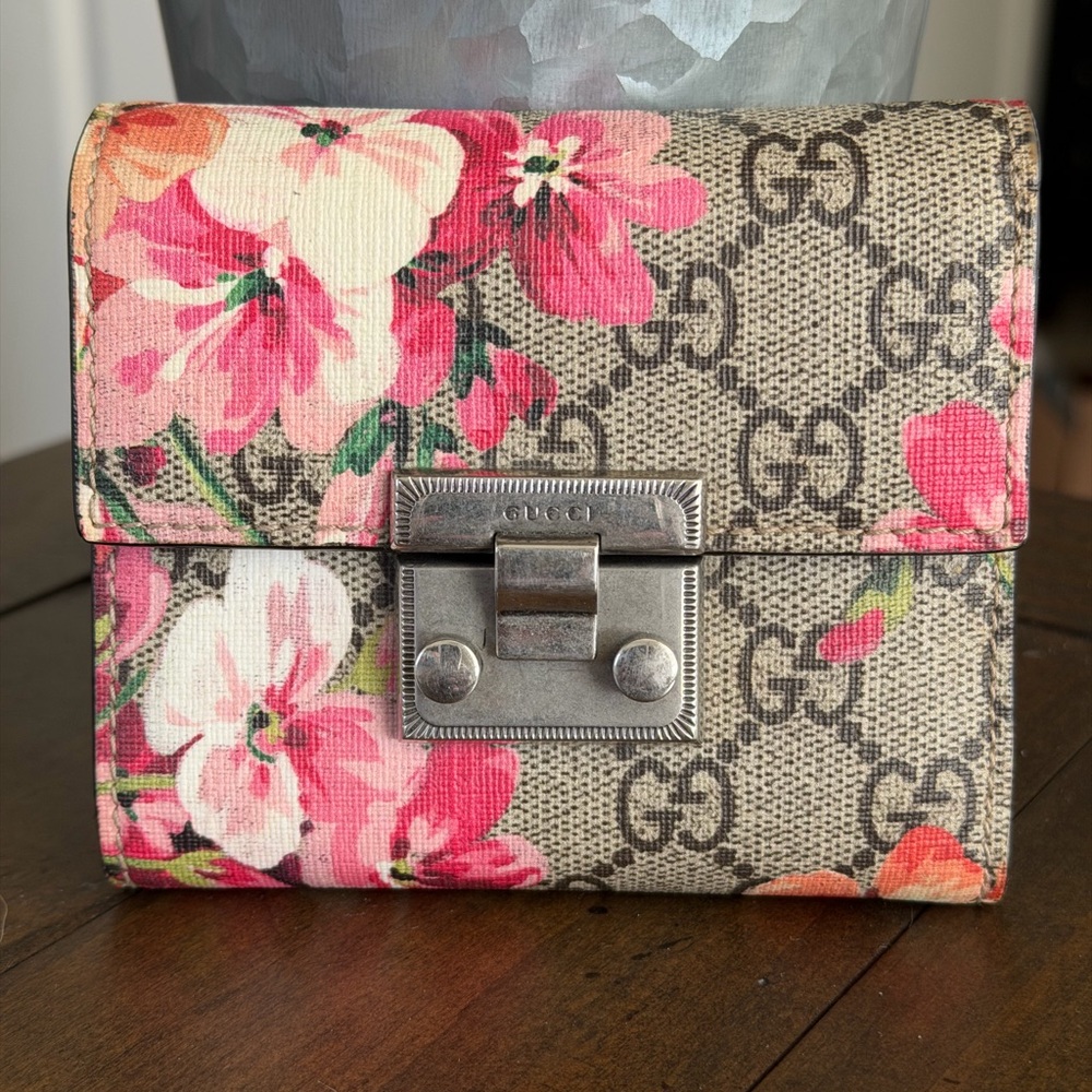 EUC ucci Blooms Padlock Compact Wallet
